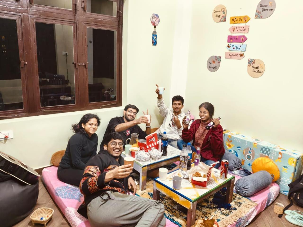 Xtsy Travellers Hostel ชิลลอง ภายนอก รูปภาพ