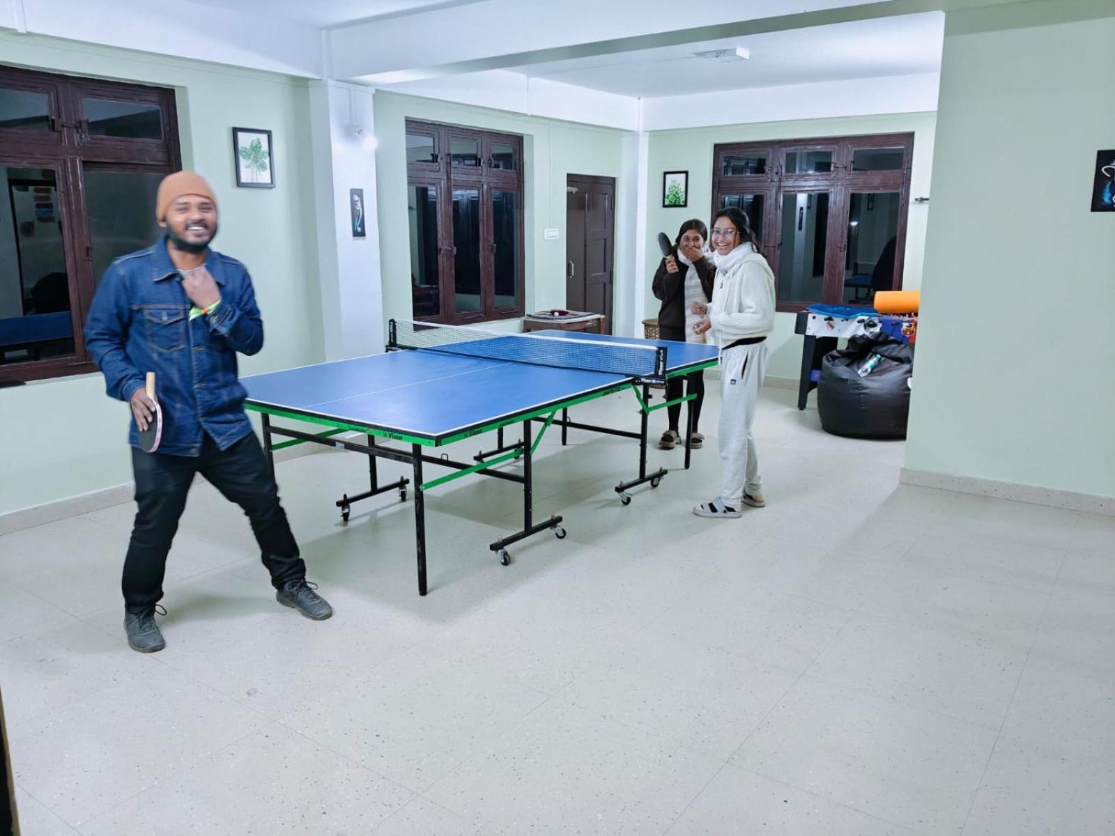Xtsy Travellers Hostel ชิลลอง ภายนอก รูปภาพ
