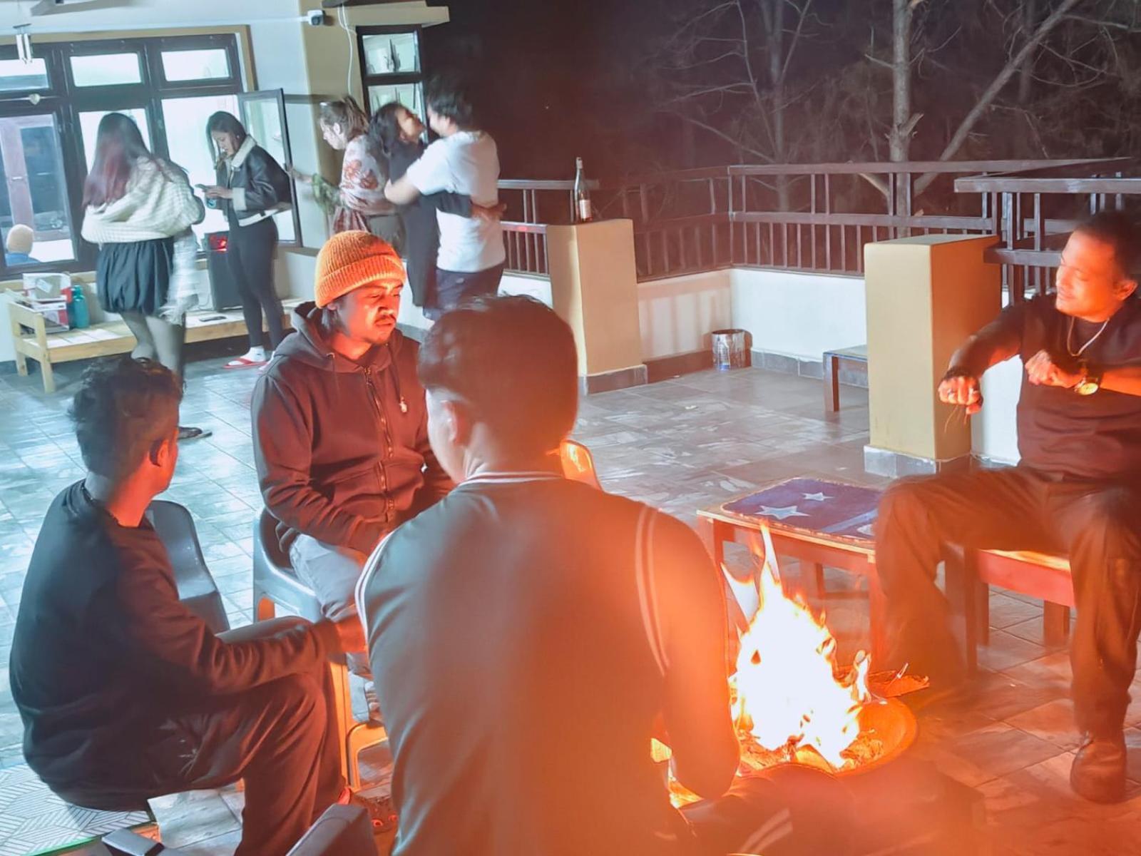 Xtsy Travellers Hostel ชิลลอง ภายนอก รูปภาพ
