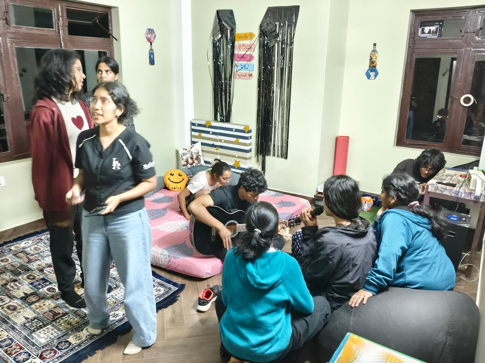 Xtsy Travellers Hostel ชิลลอง ภายนอก รูปภาพ