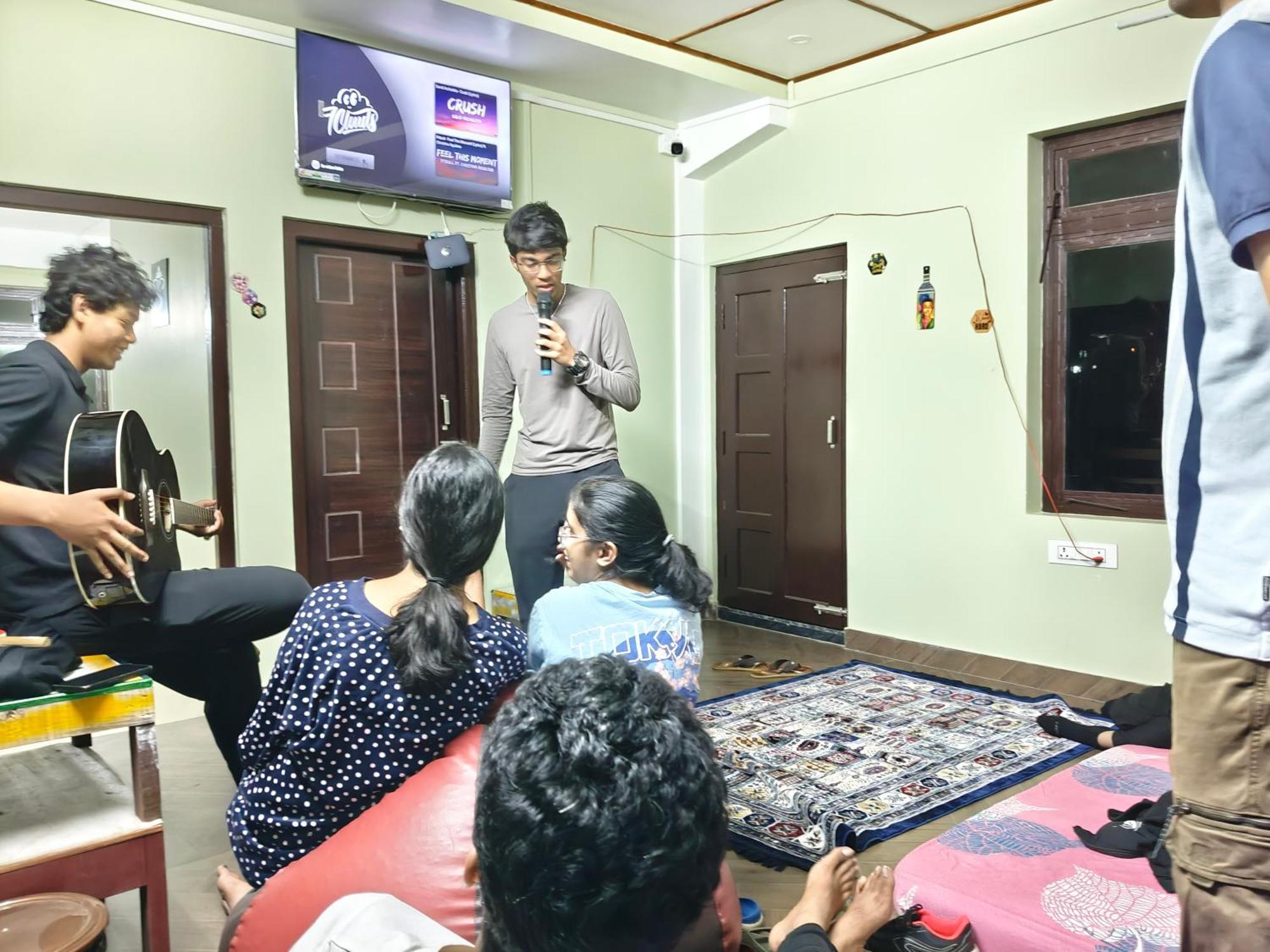Xtsy Travellers Hostel ชิลลอง ภายนอก รูปภาพ