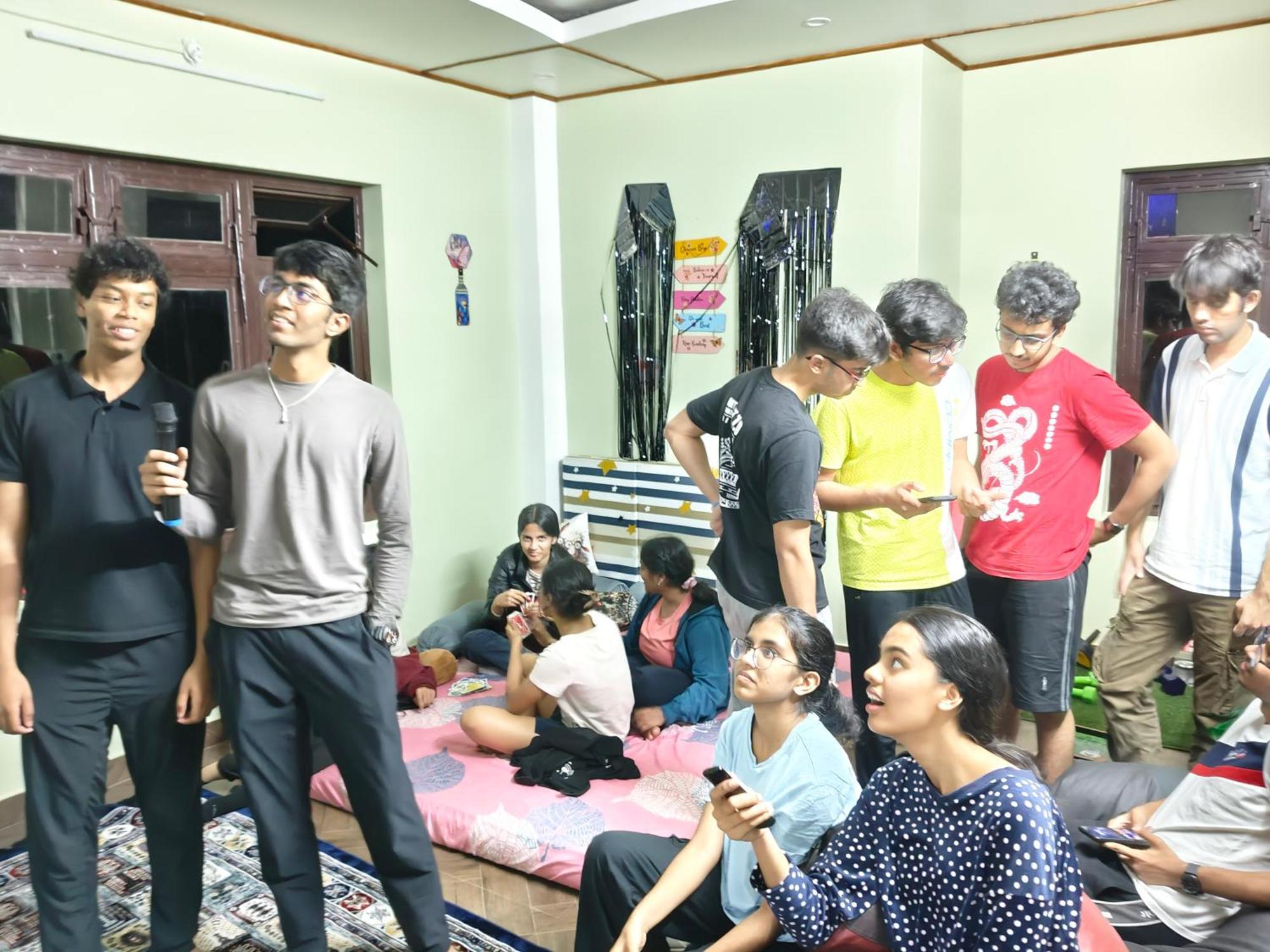 Xtsy Travellers Hostel ชิลลอง ภายนอก รูปภาพ