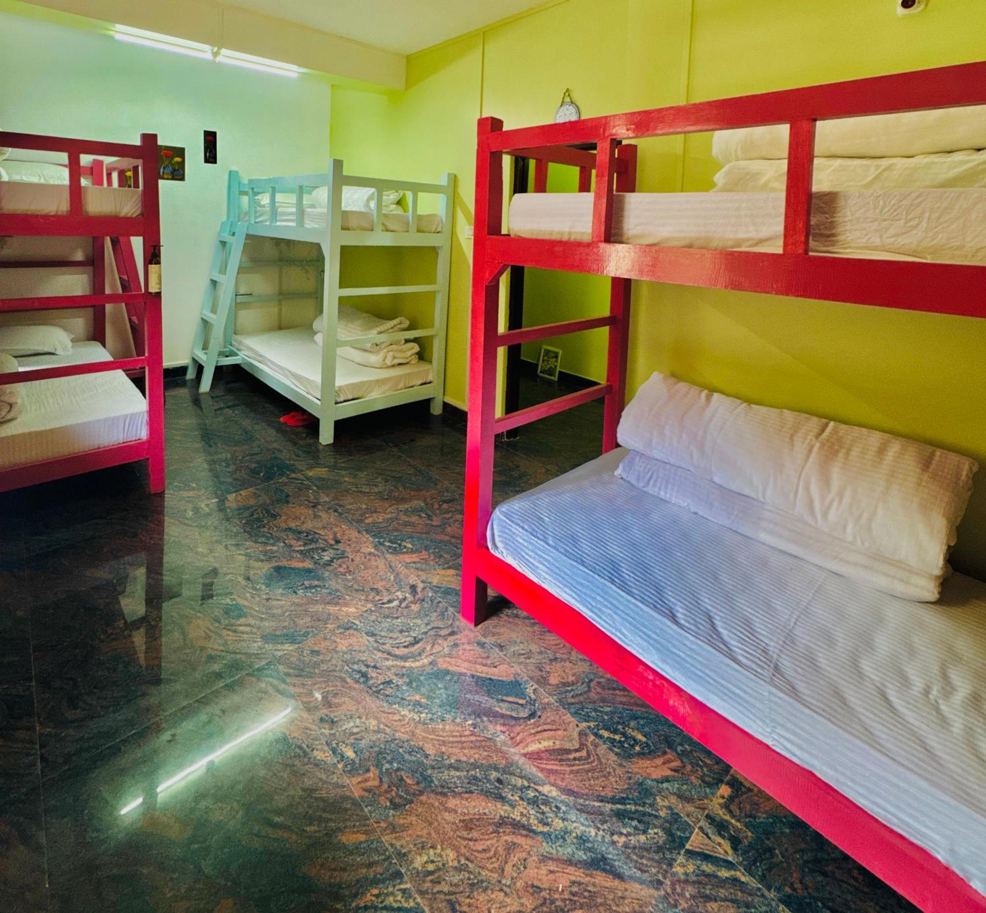 Xtsy Travellers Hostel ชิลลอง ภายนอก รูปภาพ