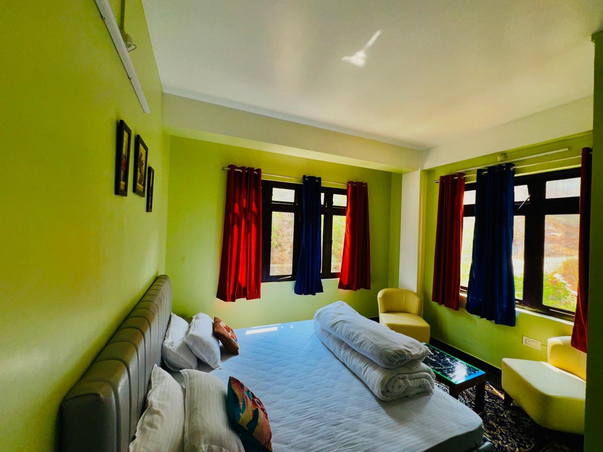 Xtsy Travellers Hostel ชิลลอง ภายนอก รูปภาพ