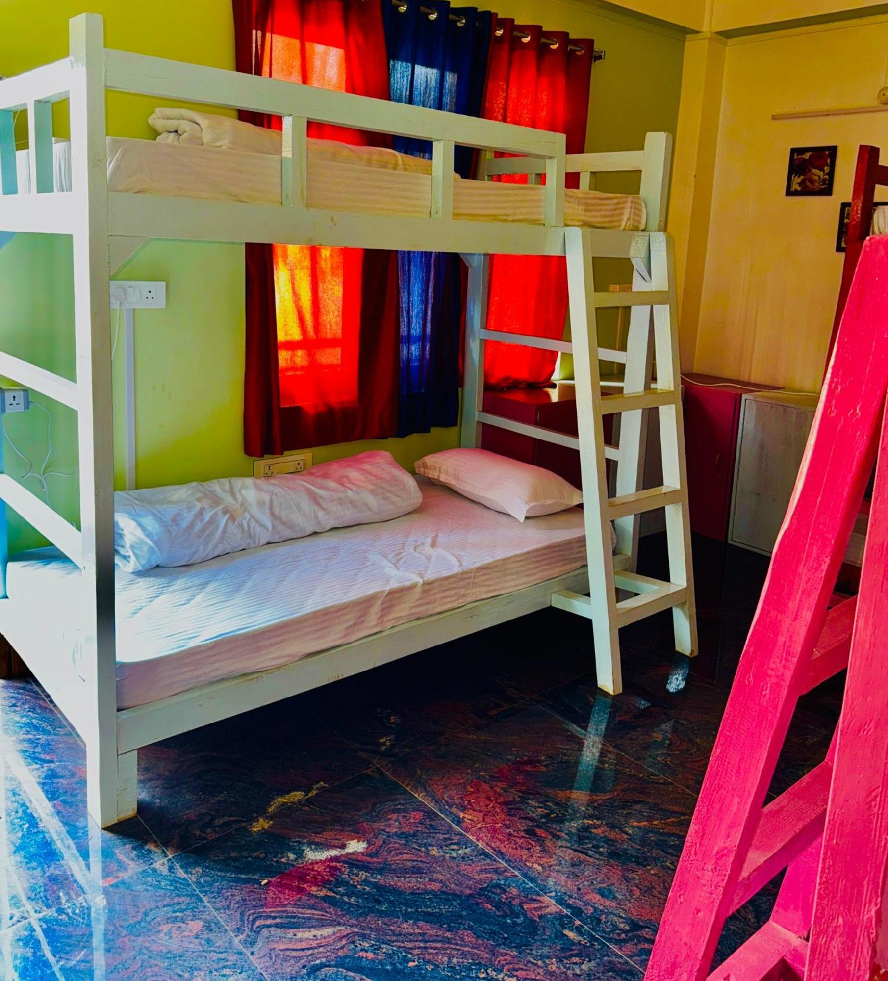 Xtsy Travellers Hostel ชิลลอง ภายนอก รูปภาพ