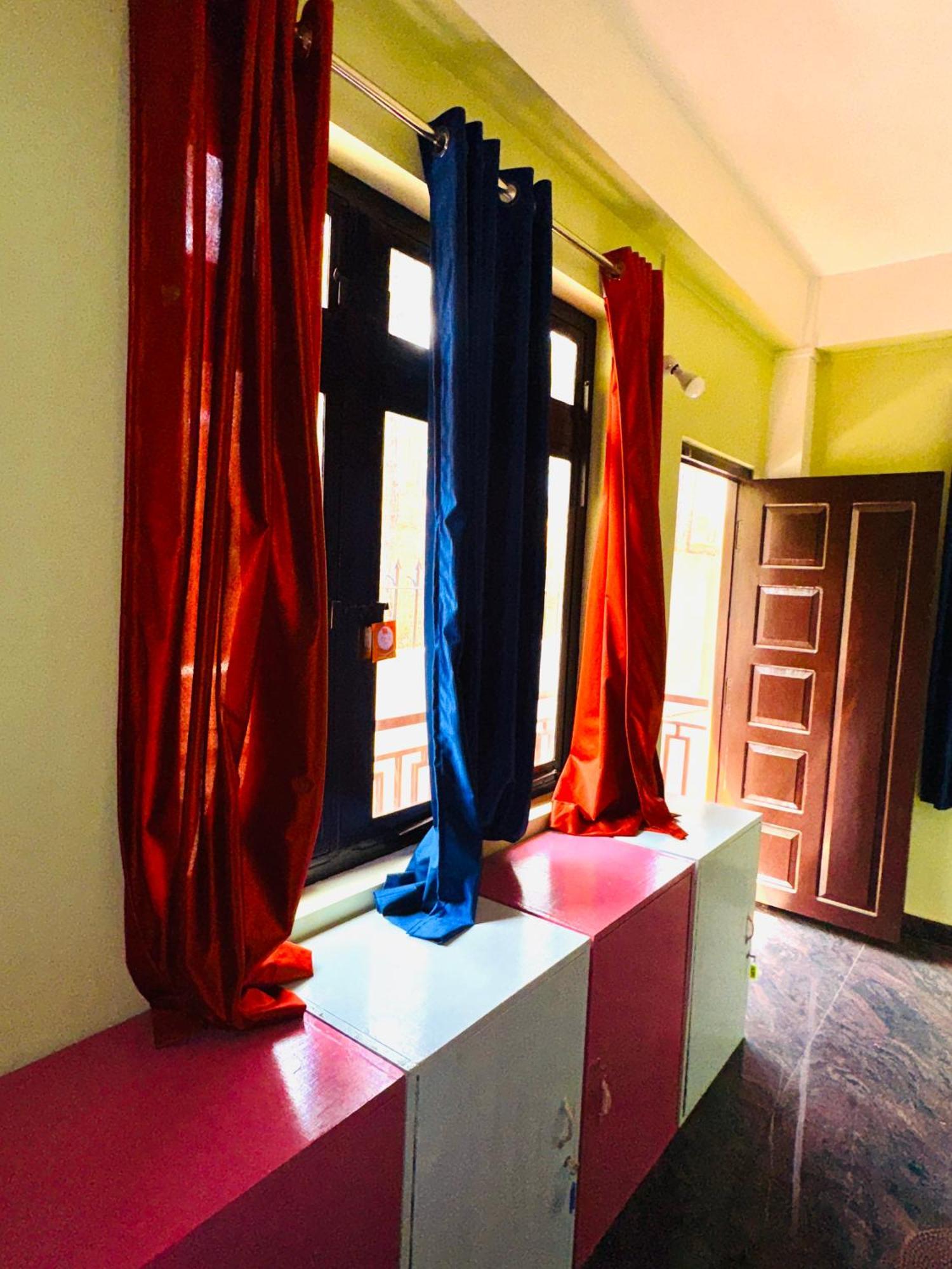 Xtsy Travellers Hostel ชิลลอง ภายนอก รูปภาพ
