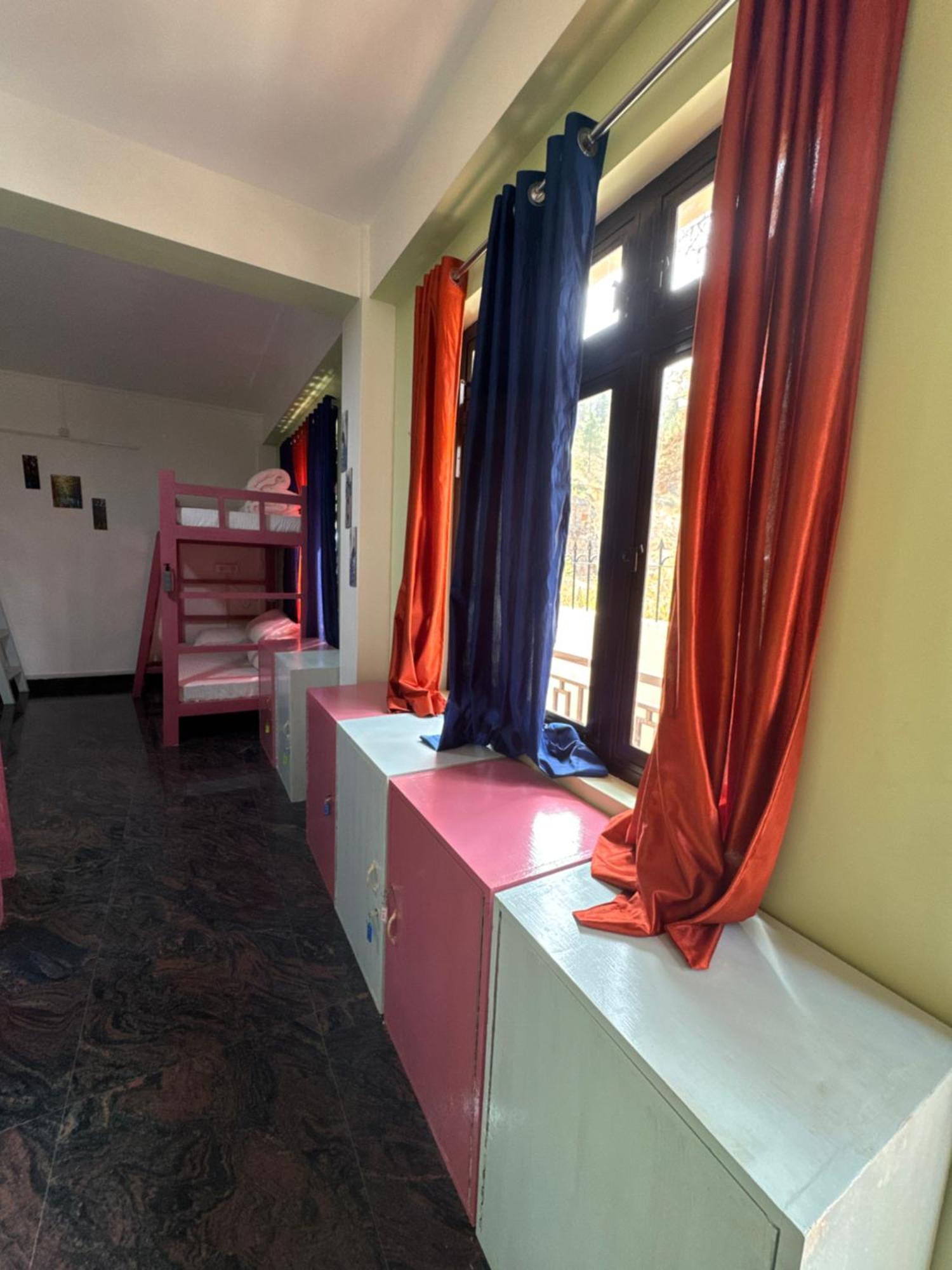 Xtsy Travellers Hostel ชิลลอง ภายนอก รูปภาพ