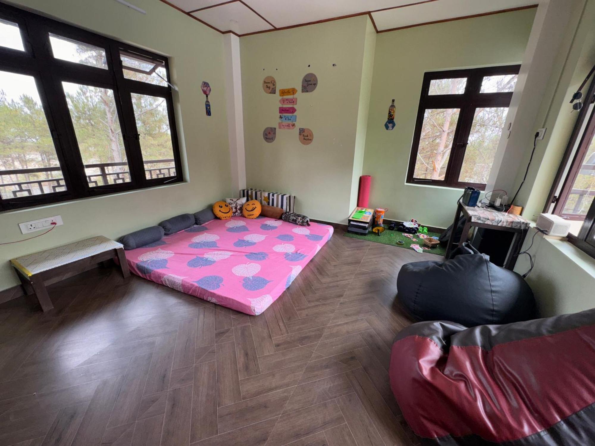 Xtsy Travellers Hostel ชิลลอง ภายนอก รูปภาพ