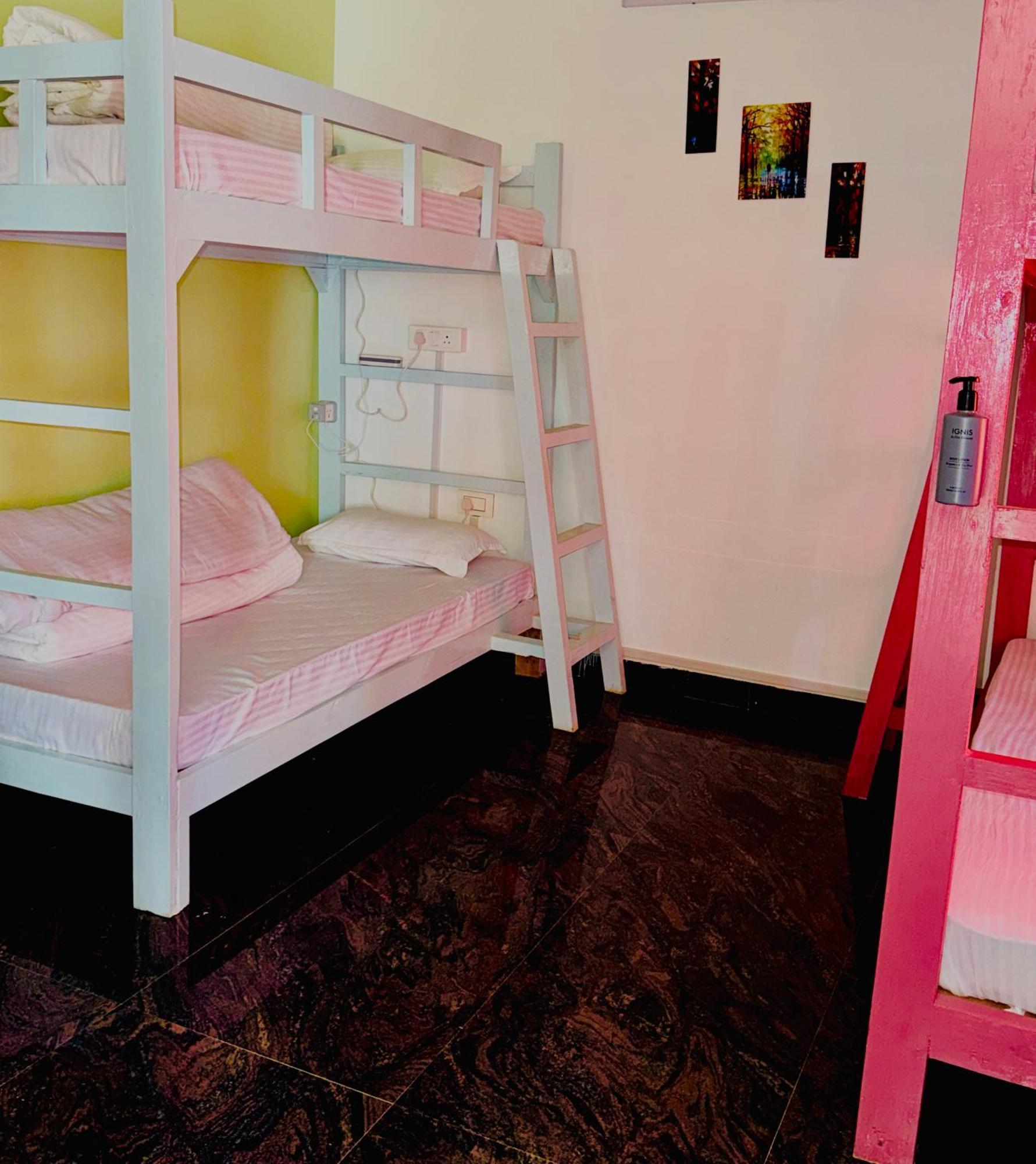 Xtsy Travellers Hostel ชิลลอง ภายนอก รูปภาพ