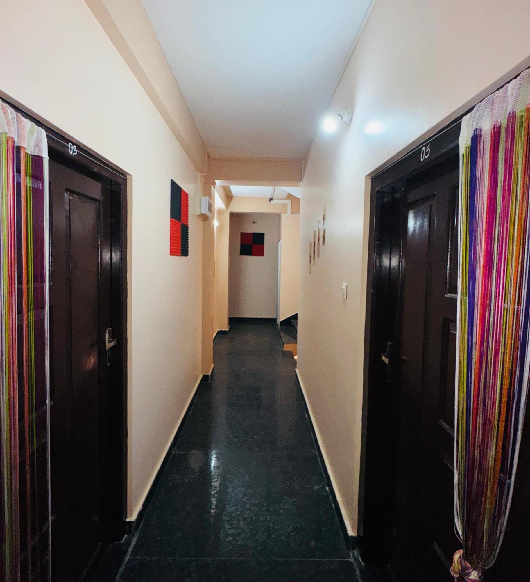 Xtsy Travellers Hostel ชิลลอง ภายนอก รูปภาพ