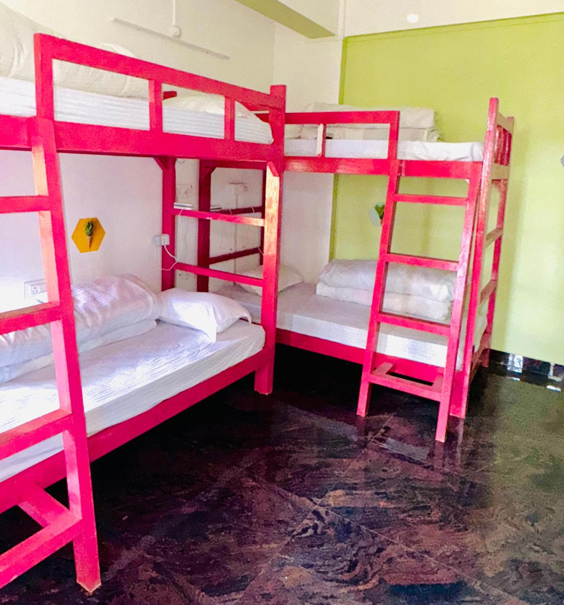 Xtsy Travellers Hostel ชิลลอง ภายนอก รูปภาพ