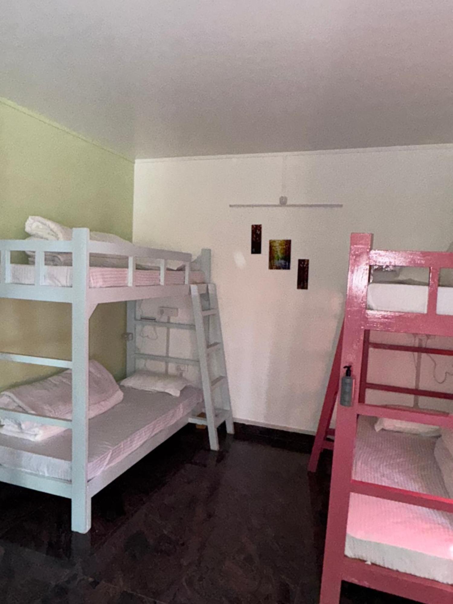 Xtsy Travellers Hostel ชิลลอง ภายนอก รูปภาพ